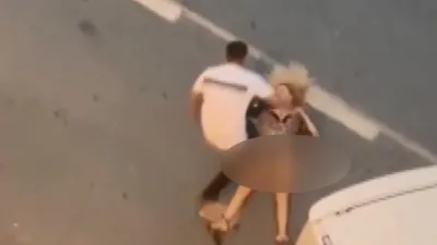 Sokak ortasında kadına şiddet