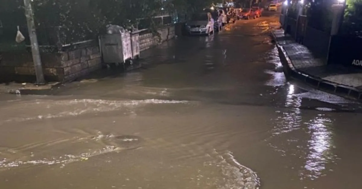 Maltepe'de sağanak yağış yolları göle çevirdi