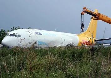 İtalya’da kargo uçağı pistten çıktı
