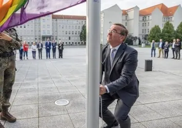 Almanya'dan LGBT terörüne destek! Savunma Bakanı Pistorius paçavrayı göndere çekti