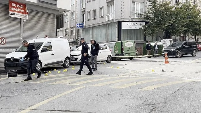 1761471355296.jpeg Cinayetin işlendiği bölgede sokakta 15 adet boş kovan bulundu. (DHA)