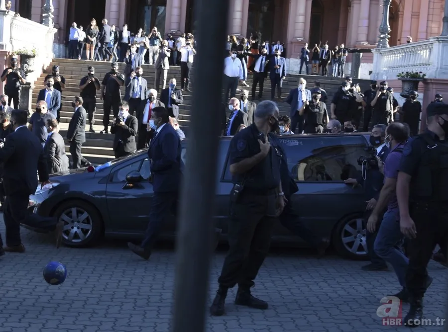 Diego Armando Maradona'nın hayranlarıyla polis arasında arbede | Arjantin'de milyonlar Maradona'ya veda etti... 4