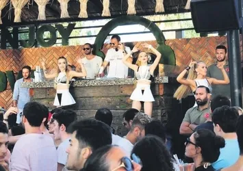 Okan Kurt çaldı, Demet Akalın eğlendi