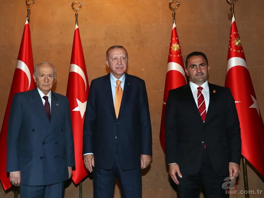 Başkan Erdoğan, Ahlat'taki etkinliklere katılan sanatçı ve gençlerle yemekte bir araya geldi 11