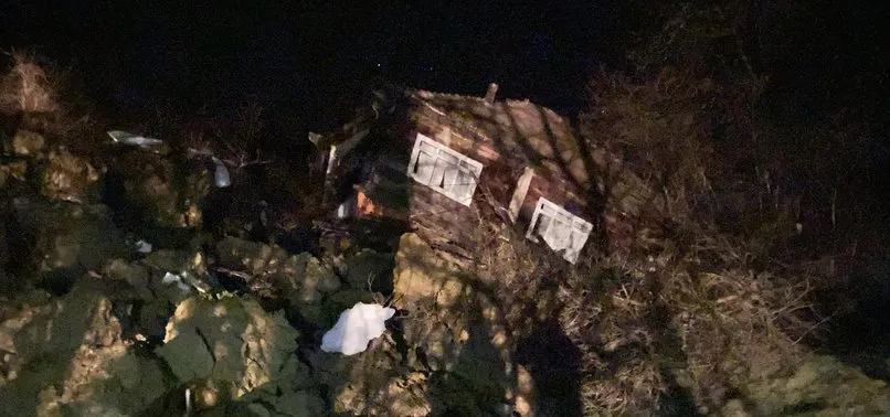 Sinop’ta heyelan! 3 ev ve 1 samanlık yıkıldı
