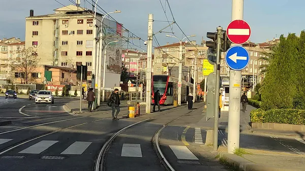 son-dakika-bagcilar-gungoren-tramvay-hattinda-kaza-seferler-durdu-1640501007154.jpg Son dakika: Bağcılar-Güngören tramvay hattında kaza! Seferler durdu - 2