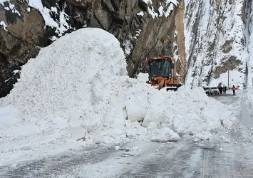 Yol temizlenirken çığ düştü! Kar küreme ekipleri tehlike atlattı! İşte o anlar...