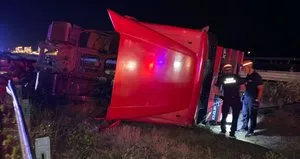 TEM Otoyolu’nda cip ile çarpışan tır devrildi: 2 yaralı