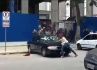 Genç kadın birden arabayı parçalamaya başladı! Sebebi şoke etti...