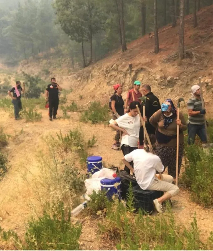 Yangın nöbetinde en ön saftalar! Halkın olağanüstü gayreti alevlere kalkan oldu