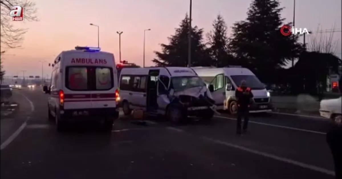 Minibüs tıra arkadan çarptı