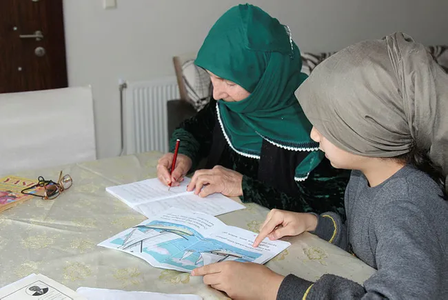 Vanlı 10 çocuk annesi Aslı teyze torunundan okuma yazma öğreniyor - 1