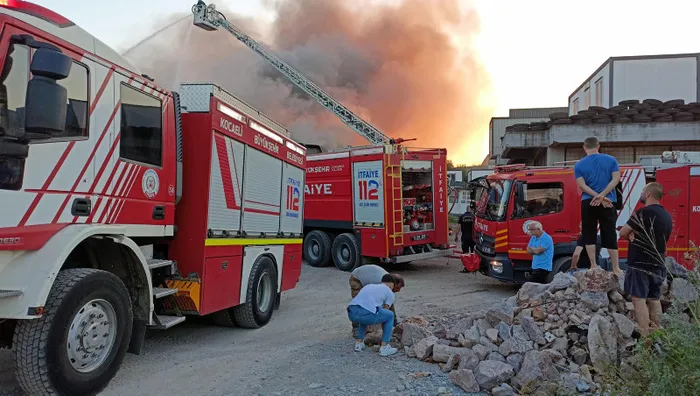 İzmit'te geri dönüşüm tesisinin kağıt deposunda yangın - 2