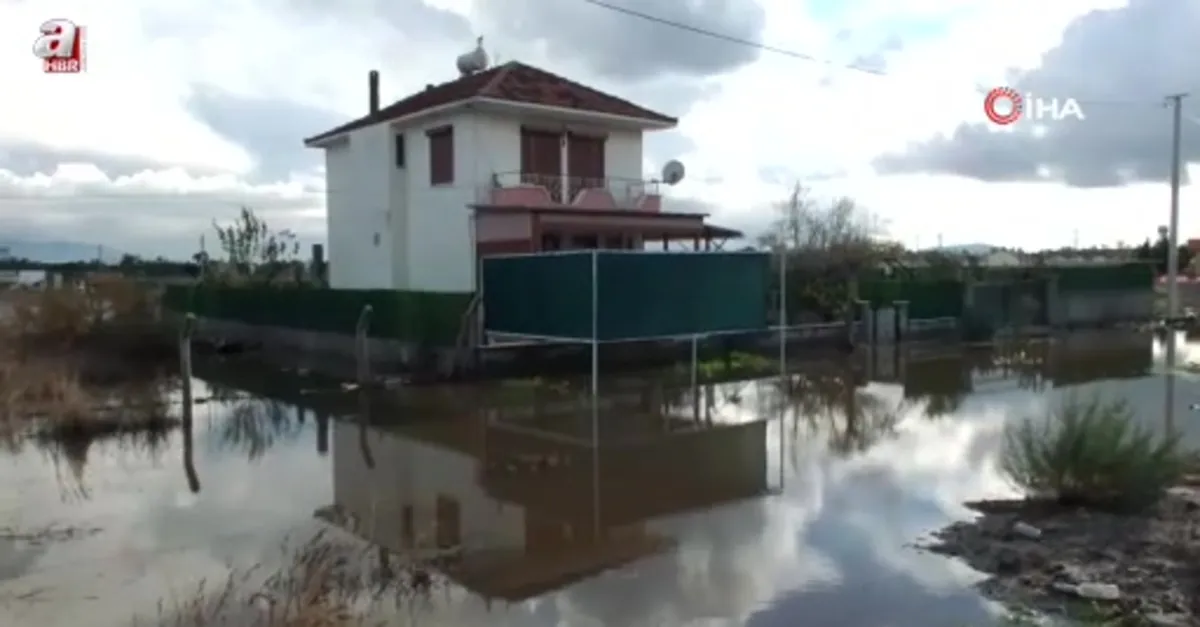 Burhaniye de yazlıklar su altında kaldı