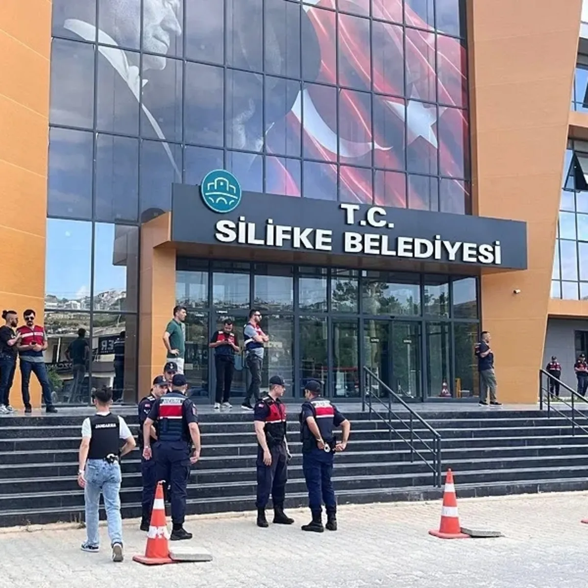 Silifke Belediyesi'nde rüşvet ve yolsuzluk soruşturması: Başkan Yardımcısı Yörükçü gözaltına alındı