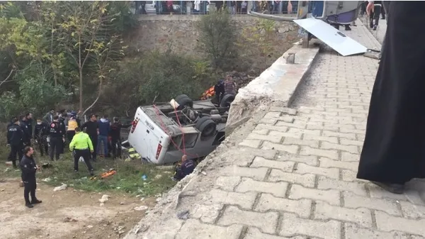 kocaelinde-5-kisinin-oldugu-okul-servisi-kazasinda-yeni-gelisme-mudur-aciga-alindi-1637227223653.jpg Kocaeli’nde 5 kişinin öldüğü okul servisi kazasında yeni gelişme: Müdür açığa alındı - 3