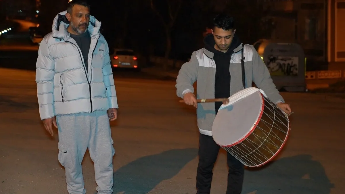 Edirne’de baba ve oğlu sahura davul ve manilerle kaldırıyor