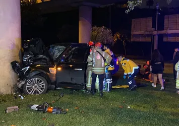 İstanbul'da feci kaza! Aşırı hız dehşeti yaşattı: Viyadüğün beton ayağına çarptı