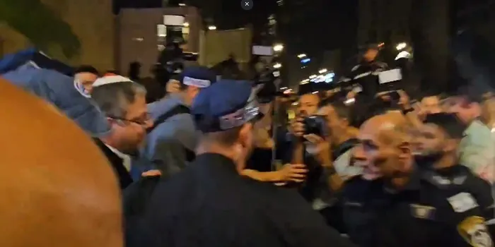 Siyonist İsrailli Bakan Ben Gvir’e İsrailliler saldırdı! O anlar kamerada...