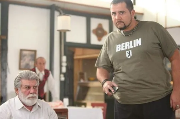 cemil-ozbayer-kimdir-kac-yasindaydi-nereli-cemil-ozbayer-oynadigi-filmler-diziler-neler-1644749934247.jpg Cemil Özbayer kimdir, kaç yaşındaydı, nereli? Cemil Özbayer oynadığı filmler diziler neler? - 2
