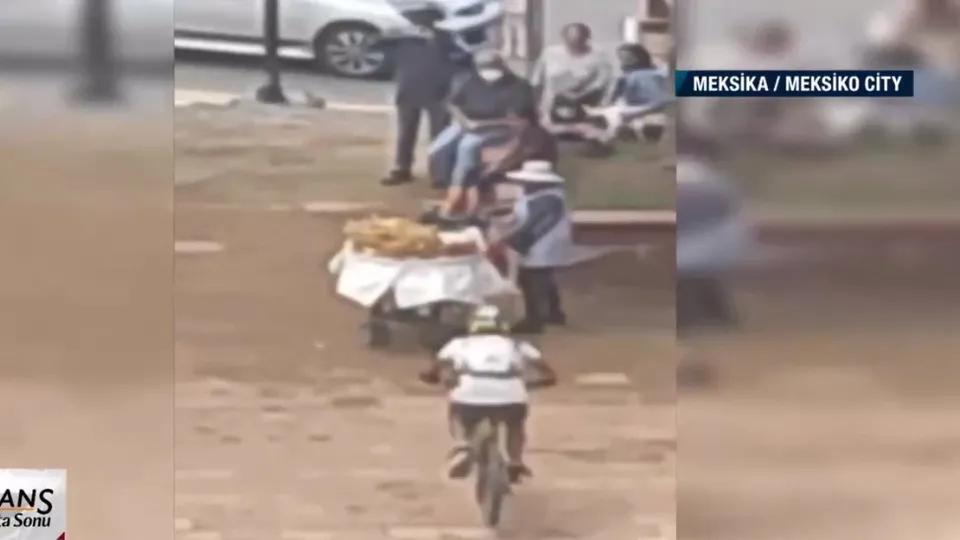 Tehlikeli şov kötü bitti! Bisikletiyle seyyar satıcıya çarptı