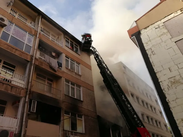 Son dakika: İstanbul Kadıköy'de 4 katlı binada yangın: 20 yaşındaki genç hayatını kaybetti - 1