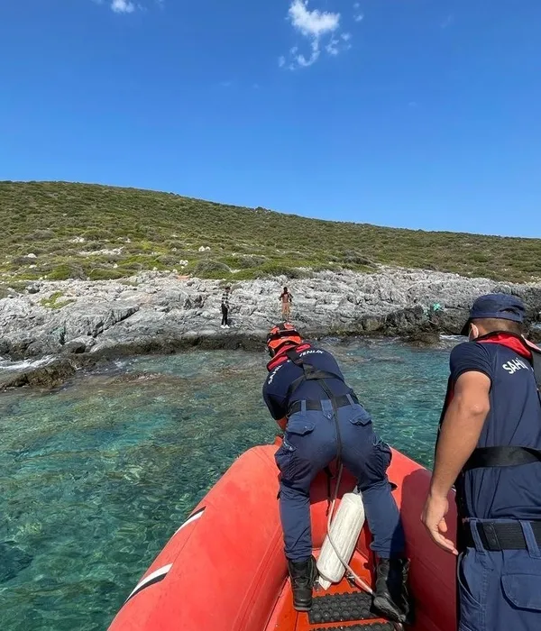 1659970811850.jpg Sözde medeni Yunanistan'dan insanlık dışı muamale! Mültecileri darp edip elleri kelepçeli olarak denize attılar! 3 mülteci hayatını kaybetti - 1