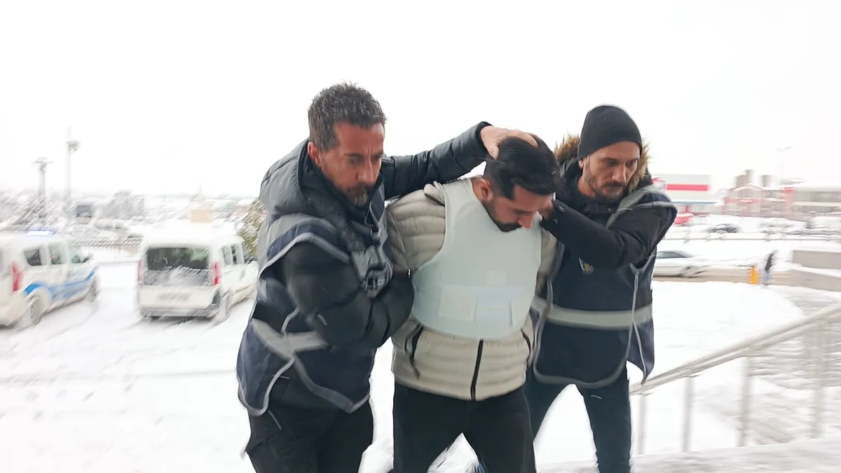 Sana etek giydiririm diyen şahsa pompalı tüfekle saldırdı!