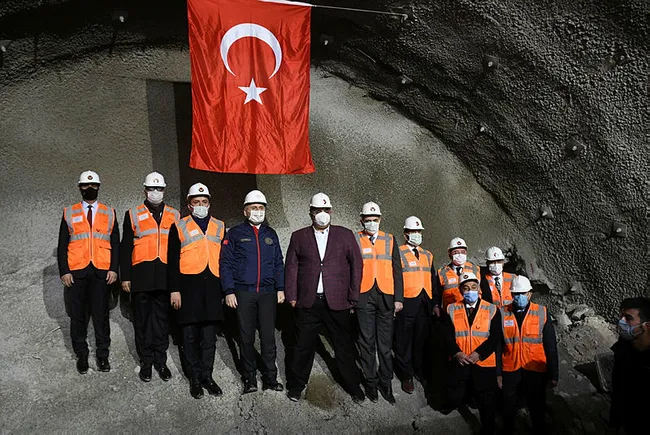 Karadeniz ve İç Anadolu’yu birbirine bağlayan Kırkdilim Tüneli’nde ışık görme töreni yapıldı