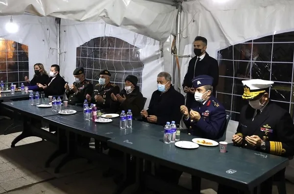 Bakan Hulusi Akar ve TSK komuta kademesinden Bitlis şehitlerinin Ankara’daki ailelerine taziye ziyareti