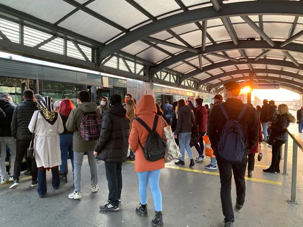 1702460948617.jpg Megakentin çözülemeyen sorunu: Ulaşım! Sayılar yetersiz, duraklar kalabalık, arızalar fazla…Vatandaş CHP'li belediyeye isyan etti: İstanbul dökülüyor - 8