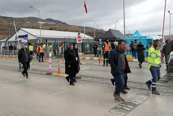 1707978303862.jpg Erzincan'da zamanla yarış! Toprak kayması sonrası 9 işçi aranıyor! Bakan Bayraktar: Heyelan alanında 400 bin kamyonluk toprak kütlesi var - 7