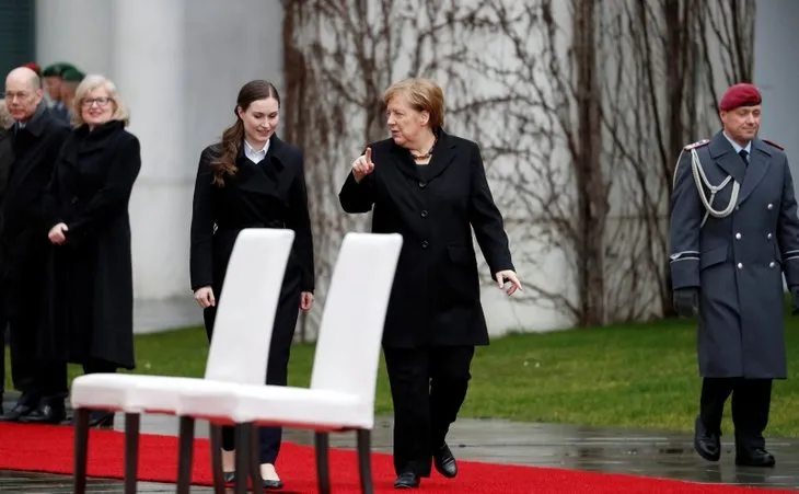 Dünyanın en genç başbakanı Sanna Marin’i ağırlayan Merkel yine ayakta duramadı