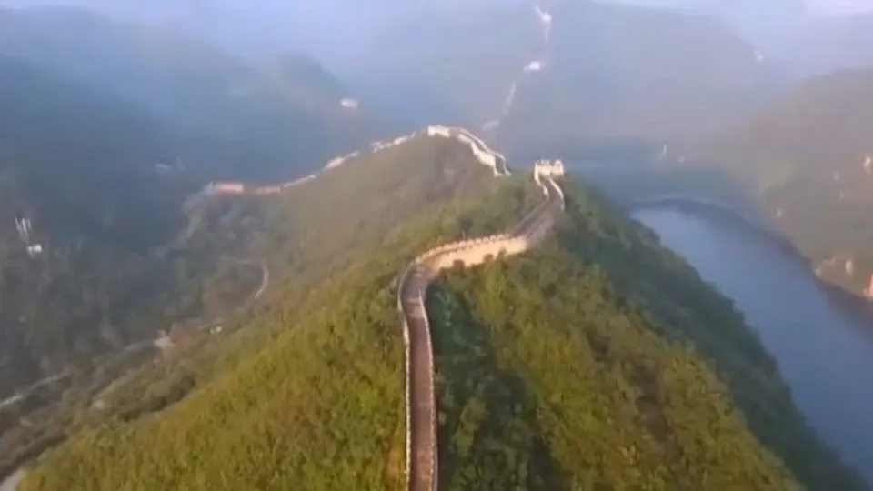 Kestirme yol için Çin Seddi’ni iş makineleri ile kazdılar