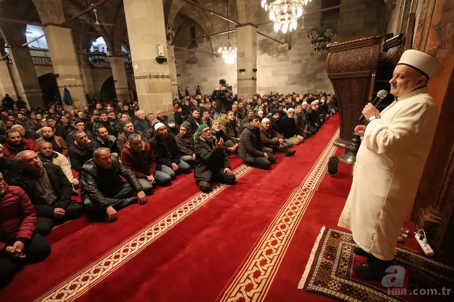 Tüm Türkiye depremde vefat edenler için ellerini semaya kaldırdı 8
