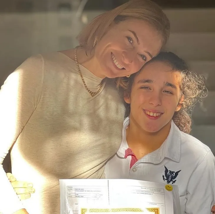 Ceyda Düvenci’nin paylaşımı duygulandırdı! Melisa annesi için şarkı söyledi! Bir tek annem olsun...
