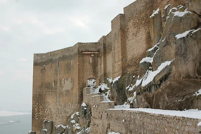 Sular çekilince tarihi kaleye 30 yıl sonra ilk kez yürüyerek gidildi