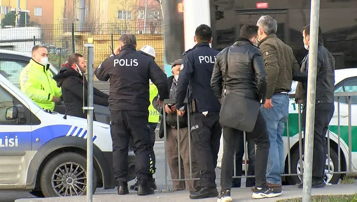Son dakika: Esenyurt'ta minibüsle otomobil çarpıştı: 8 yaralı - 1