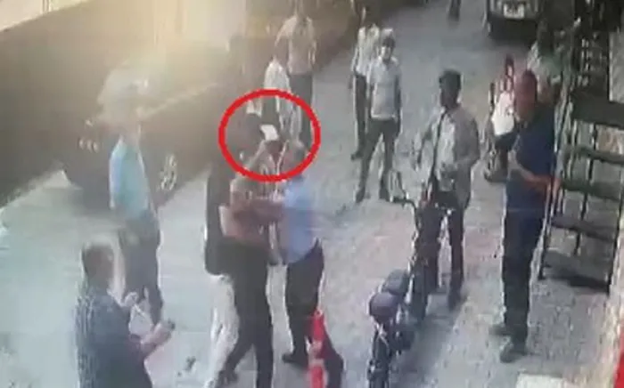 Son dakika: İzmir’de CHP’liler birbirine girdi! Belediye Başkan Yardımcısı’na satırla saldırdı