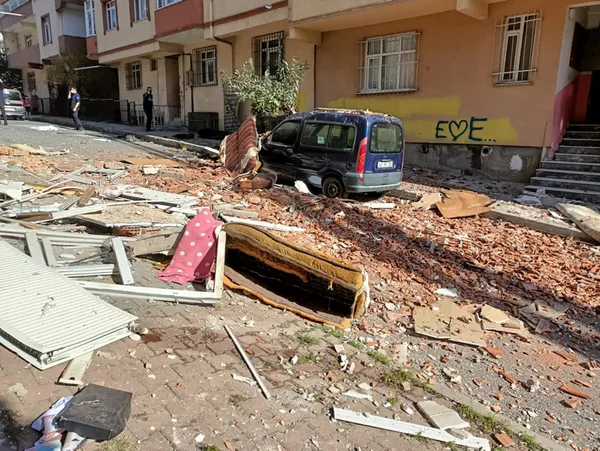 son-dakika-istanbulda-5-katli-binada-patlama-cok-sayida-ekip-sevk-edildi-1636109045693.jpg Sultangazi'de feci olay! İntihar etmek için mahalleyi savaş alanına çevirdi - 1