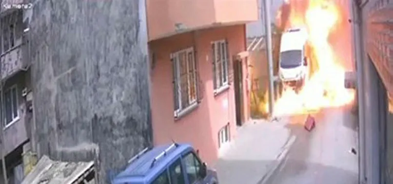 Bursa'da eğitim uçağının düşme anı güvenlik kameralarına böyle yansıdı! Sokak ortasındaki iki kişi ölümden döndü