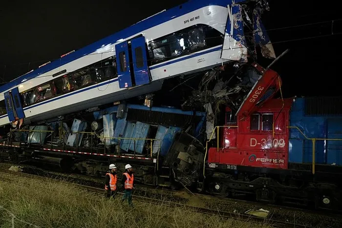 1718892068938.jpeg Şili'de iki tren kafa kafaya çarpıştı! Ölü ve yaralılar var - 1