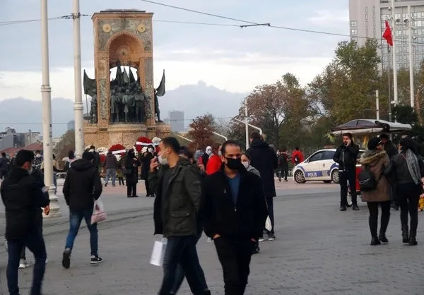 İstanbul Taksim'de korona virüse rağmen oluşan kalabalık dikkat çekti - 1