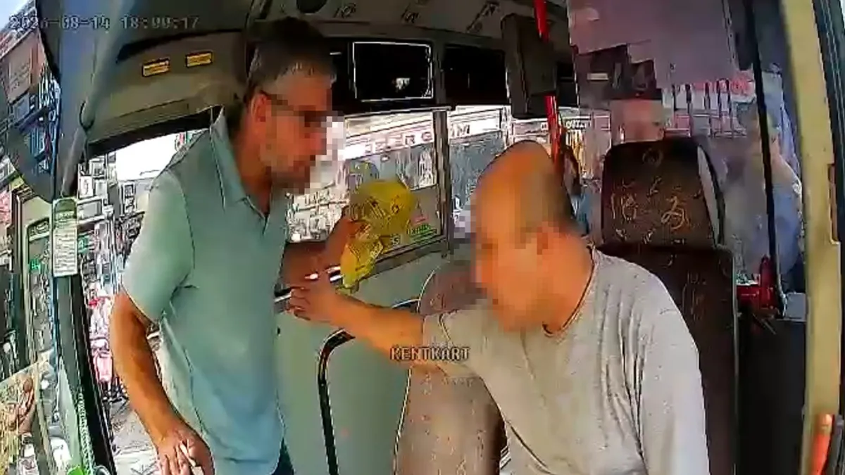 Adana'nın Seyhan ilçesinde trafikte gerilim: Otomobil sürücüsü otobüse bindi! Şoför sopayla karşılık verdi! O anlar kamerada