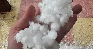 Ceviz büyüklüğünde yağdı! Her yer beyaza büründü
