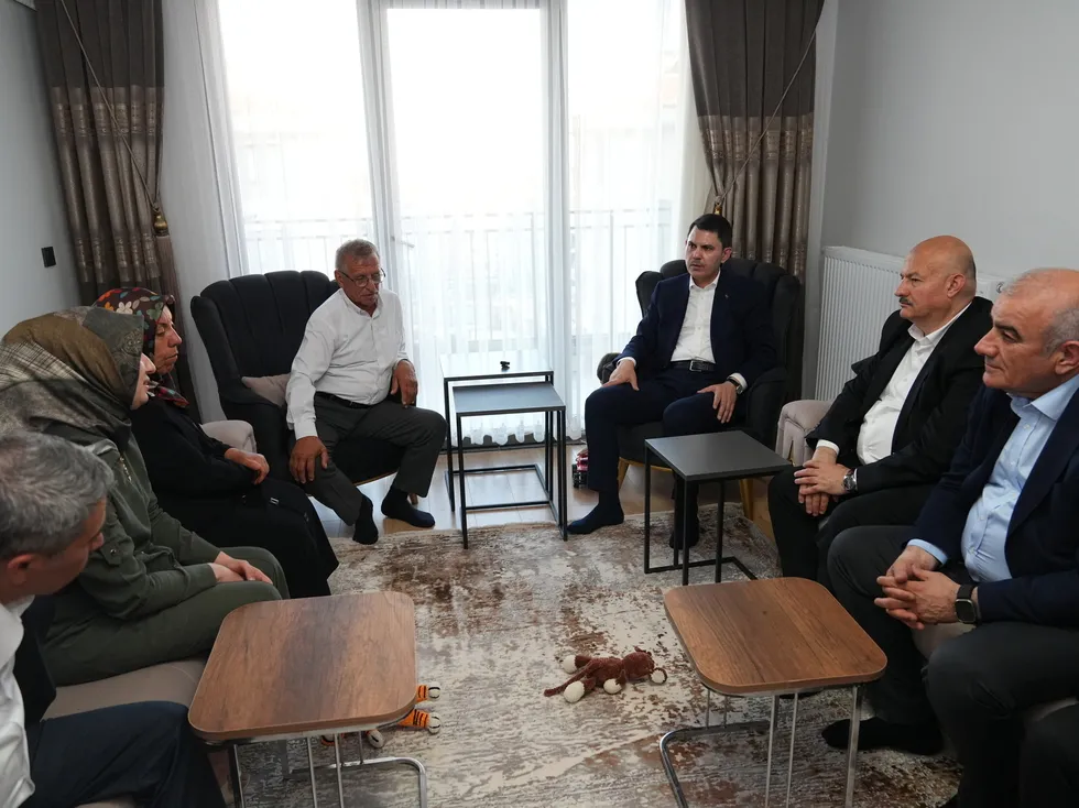 Depremin mucize bebeği Yusuf Berk’e Bakan Kurum’dan anlamlı ziyaret - 1