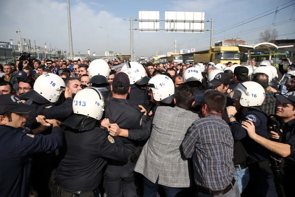 турки рабочие фото. мерсин стройка аэс. швейный цех узбекистан. трикотажный цех. рабочие в турции.