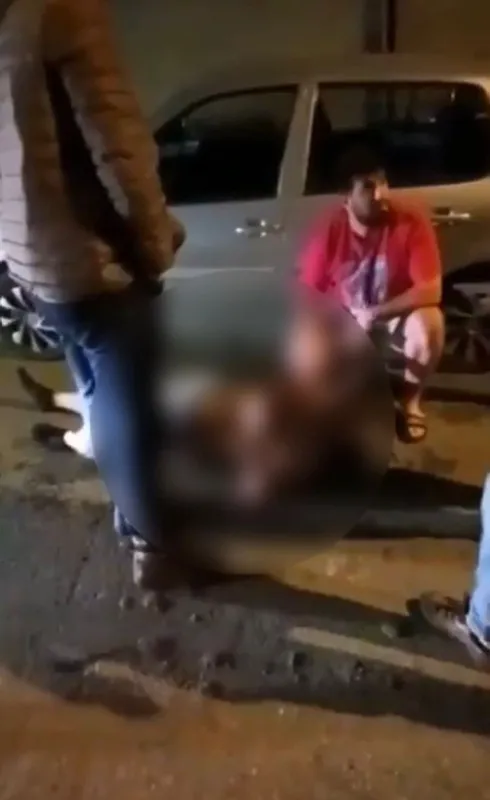 1671524765432.jpg Çileden çıkan anne sokağı savaş alanına çevirdi! Çırılçıplak soyup öldüresiye dövdü - 3