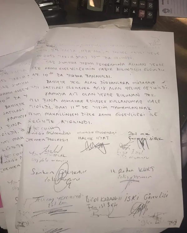 7-yildir-neden-yikilmiyor-1604946415811.jpeg 7 yıldır neden yıkılmıyor? Araçlar ve yayalar o yapı nedeniyle yolu kullanamıyor - 5