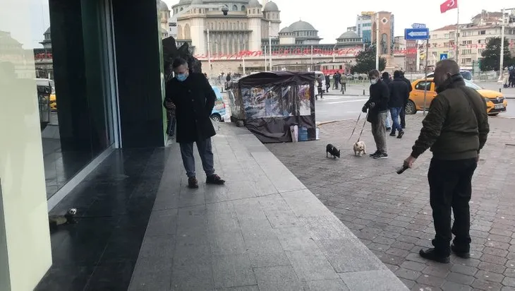 Taksim Meydanı’nda görenleri şaşırtan olay! Arkadaşı köpek gezdirirken o bakın ne ile dolaştı
